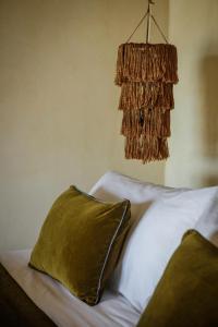Postel nebo postele na pokoji v ubytování CASA CAT BA Beachfront Boutique Hotel