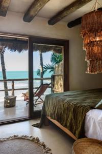 CASA CAT BA Beachfront Boutique Hotel في جزيرة هول بوكس: غرفة نوم مع سرير وإطلالة على المحيط