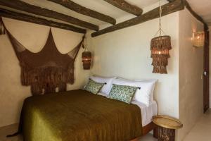 Postel nebo postele na pokoji v ubytování CASA CAT BA Beachfront Boutique Hotel