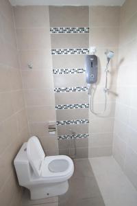 y baño con aseo y ducha. en KompoVilla, en Kuantan