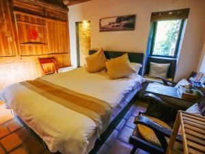 Una cama o camas en una habitación de Tulou Herongzhuang Inn