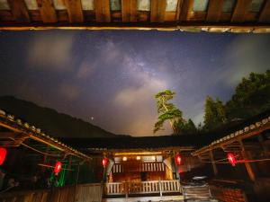 תמונה מהגלריה של Tulou Herongzhuang Inn בNanjing