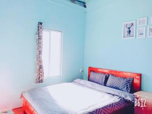 ein Schlafzimmer mit einem roten Bett und einem Fenster in der Unterkunft Sapa Tatu Homestay in Sa Pa + 93 Fotos