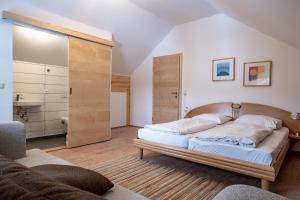 トゥルラッハー・ヘーエにあるPeters Almのベッドルーム1室(ベッド1台、バスルーム付)