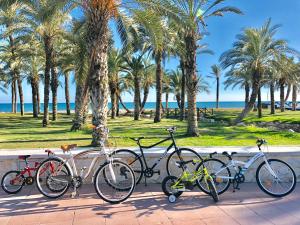 トレモリノスにあるBOHO CHIC- Beachfront - Free bikes - Salt water poolのビーチの隣に駐輪する自転車
