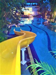 - une piscine dans un hôtel la nuit dans l'établissement Hin Nam Sai Suay Condominium, à Hua Hin
