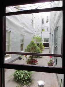 Elle offre une vue sur la cour depuis sa fenêtre. dans l'établissement Hotel North Beach, à San Francisco