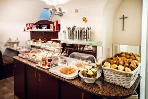 ein Buffet mit vielen verschiedenen Speisen in der Unterkunft Hotel Domblick Garni in Köln