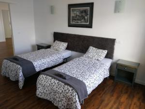 アロナにあるCasa Zoeのベッド2台とソファが備わる客室です。