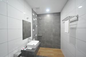 Koupelna v ubytování MYe Hotel