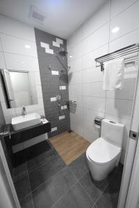 Koupelna v ubytování MYe Hotel