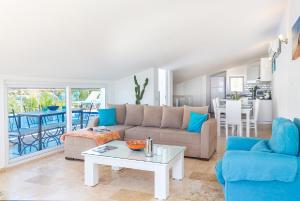 ein Wohnzimmer mit einem Sofa und einem Tisch in der Unterkunft Dahlia Penthouse - Beautiful Luxurious Private Pool Fantastic Harbour Views in Kalkan