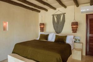 Postel nebo postele na pokoji v ubytování CASA CAT BA Beachfront Boutique Hotel