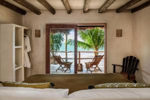 Postel nebo postele na pokoji v ubytování CASA CAT BA Beachfront Boutique Hotel