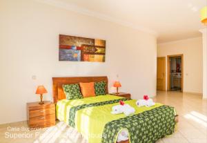 アルブフェイラにあるAkivillas Albufeira Starのベッドルーム1室(ベッド2台、ハローキティの枕付)