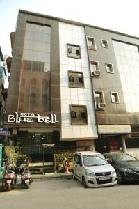 un coche blanco estacionado frente a un edificio en Hotel Blue Bell -Naiwala market Karol Bagh Delhi, en Nueva Delhi