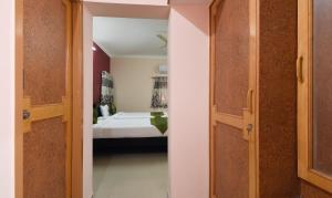 Voodi või voodid majutusasutuse Itsy Hotels Shivaas Kuteera, 450m from Narayana Multi Speciality Hospital toas