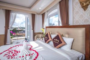 Ένα ή περισσότερα κρεβάτια σε δωμάτιο στο Roy Dala Hotel