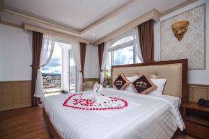 Ένα ή περισσότερα κρεβάτια σε δωμάτιο στο Roy Dala Hotel