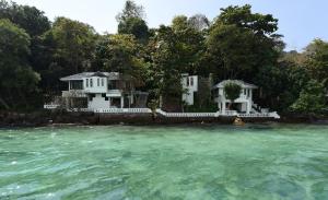 una casa su un'isola in acqua di Rantee View Bungalow a Phi Phi Don