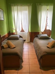2 camas en una habitación con paredes y ventanas verdes en VILLA BEJOYA, Superbe 4 pièces, 90 m2, 3 chambres, en Wasselonne