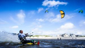 un hombre montando una tabla de cometas en el agua en Appart 4-6 pers Berck-Plage Hyper-centre, en Berck-sur-Mer