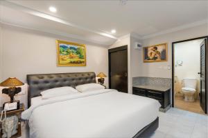 The Ambiance Hotel tesisinde bir odada yatak veya yataklar