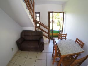 salon z kanapą i stołem w obiekcie Residencial Sol de Ibiraquera w mieście Barra de Ibiraquera