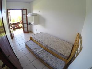 a small room with two bunk beds in it at Residencial Sol de Ibiraquera in Barra de Ibiraquera