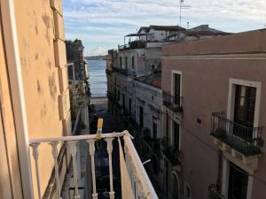 - Balcón con vistas al agua en Milonghita Camera con bagno vista mare centro storico, en Siracusa