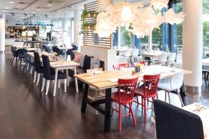 WestCord Hotel Delft tesisinde bir restoran veya yemek mekanı