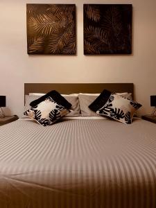 uma cama com três almofadas em cima em Open the Classic Wooden Shutters at a Cozy City Nest em Florença