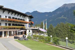 un hotel con vistas a las montañas en Allgäuer Bergbad en Oberstdorf