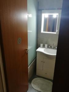 y baño con lavabo y espejo. en Apartamento Monoambiente amplio 2 baños balcón Hospital Italiano Almagro en Buenos Aires