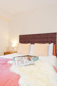 Cama ou camas em um quarto em Five Lamps Suites