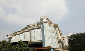 バンガロールにあるMonarch Brigade Roadの窓が多い建物