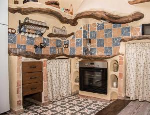 uma sala de estar com lareira e uma parede em azulejo em Casa Rural tía Salomé em Sant Jordi