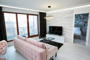 Un televizor și/sau centru de divertisment la Apartament z basenem i widokiem na Motławę