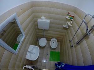 リミニにあるCasa Vacanze Musianiの小さなバスルーム(トイレ2つ、シンク付)