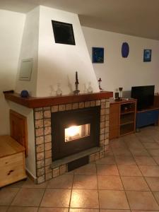 アントロにあるLa Meisoun de Lanta - cir n 0003のリビングルーム(暖炉、テレビ付)