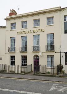 een gebouw met de woorden centraal hotel bij Central Hotel Cheltenham by Roomsbooked in Cheltenham