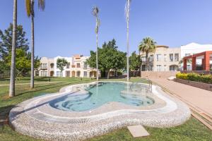 una piscina in un parco con palme di LA SELLA PREMIUM lifestyle Apartments a Denia