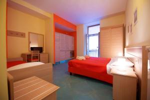 kolorowa sypialnia z 2 łóżkami i stołem w obiekcie B&B al Centro Storico w mieście Napoli