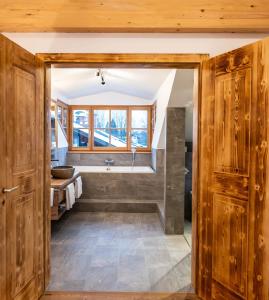 ein Badezimmer mit einer Badewanne und einem Waschbecken in der Unterkunft Gapartments in Garmisch-Partenkirchen