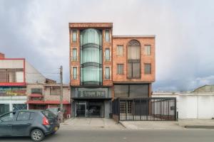 un bâtiment avec une voiture garée devant lui dans l'établissement Ayenda 1030 Elegant Suite, à Bogotá