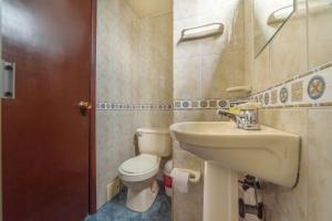 un baño con inodoro y lavabo en Hotel Elegant Suite, en Bogotá