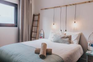 Postel nebo postele na pokoji v ubytování Malaga Beach House, 2 city bikes, 2 children's bikes, WiFi, BIG terrace, BBQ, Family, Childfriendly