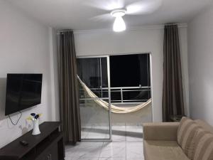 sala de estar con sofá y ventana grande en Flat Lagoa Quente, en Caldas Novas
