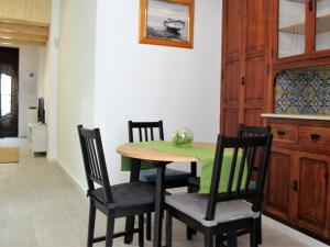バレンシアにあるPreciosa casa al lado de la playa terraza+solariumのダイニングルーム(緑のテーブルと椅子付)