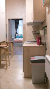 uma pequena cozinha com um lavatório e uma mesa em Minnie Mouse em Viena